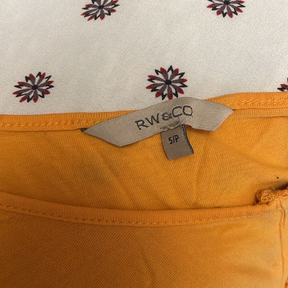 RW&Co Tshirt with Zipper Details - Picture 4 of 5